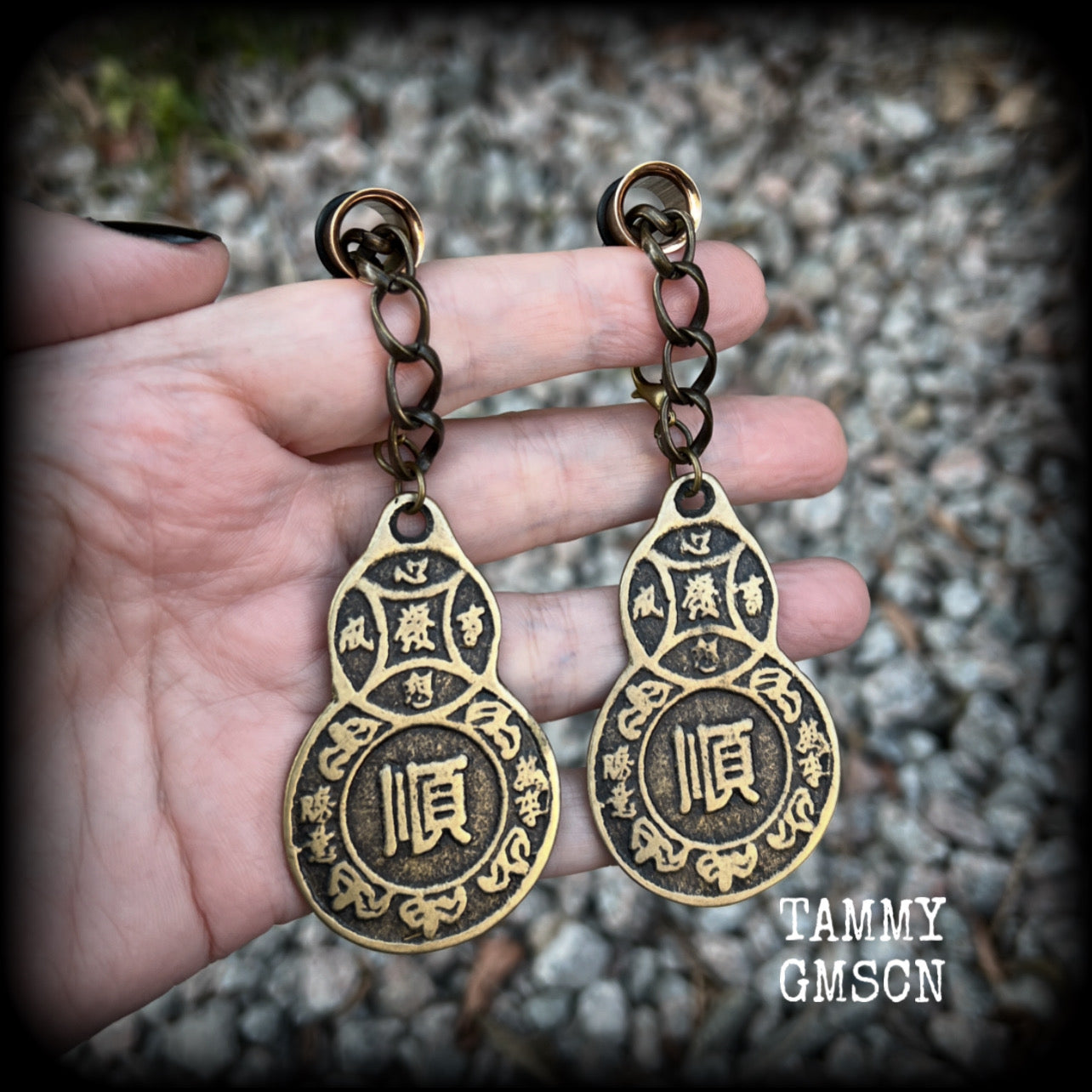 These unique brass chain ear weights feature gourd shaped Wu Lou pendants believed to be a symbol of good health, prosperity, and good luck in Chinese culture.   This pair weighs approx 20 grams each, and measuring 10cms from tip to tip.  🔔 PLEASE NOTE-This particular chain will not fit through tunnels smaller than 00 gauge (10mm). If you select smaller tunnels, your tunnel dangles with be made on different chains, and I will be in touch will different options for you to choose from.