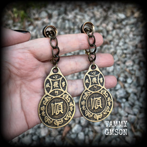These unique brass chain ear weights feature gourd shaped Wu Lou pendants believed to be a symbol of good health, prosperity, and good luck in Chinese culture.   This pair weighs approx 20 grams each, and measuring 10cms from tip to tip.  🔔 PLEASE NOTE-This particular chain will not fit through tunnels smaller than 00 gauge (10mm). If you select smaller tunnels, your tunnel dangles with be made on different chains, and I will be in touch will different options for you to choose from.