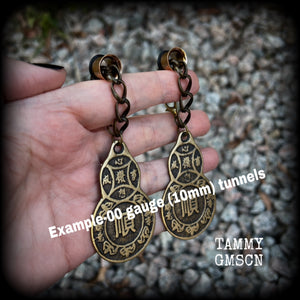 These unique brass chain ear weights feature gourd shaped Wu Lou pendants believed to be a symbol of good health, prosperity, and good luck in Chinese culture.   This pair weighs approx 20 grams each, and measuring 10cms from tip to tip.  🔔 PLEASE NOTE-This particular chain will not fit through tunnels smaller than 00 gauge (10mm). If you select smaller tunnels, your tunnel dangles with be made on different chains, and I will be in touch will different options for you to choose from.