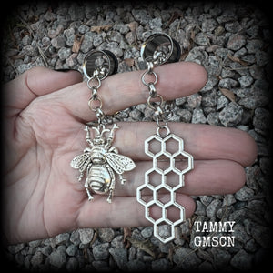 These gorgeous antique silver bee and honeycomb tunnel dangles are not too heavy and nice and dangly, weighing approx 8 grams each, and measuring approx 8cms from tip to tip.  🕷️ PLEASE NOTE-This particular chain will not fit through tunnels smaller than 00 gauge (10mm), though I have lots of different chains that will.  If you chose tunnels smaller than 00 gauge I will be in touch so you can choose a smaller chain.