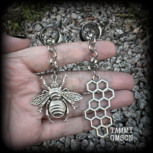 These gorgeous antique silver bee and honeycomb tunnel dangles are not too heavy and nice and dangly, weighing approx 8 grams each, and measuring approx 8cms from tip to tip.  🕷️ PLEASE NOTE-This particular chain will not fit through tunnels smaller than 00 gauge (10mm), though I have lots of different chains that will.  If you chose tunnels smaller than 00 gauge I will be in touch so you can choose a smaller chain.