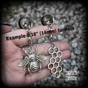 These gorgeous antique silver bee and honeycomb tunnel dangles are not too heavy and nice and dangly, weighing approx 8 grams each, and measuring approx 8cms from tip to tip.  🕷️ PLEASE NOTE-This particular chain will not fit through tunnels smaller than 00 gauge (10mm), though I have lots of different chains that will.  If you chose tunnels smaller than 00 gauge I will be in touch so you can choose a smaller chain.