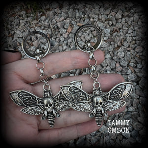 These awesome antique silver deathshead moth tunnel dangles are not too heavy and nice and dangly, weighing approx 15 grams each, and measuring approx 8cms from tip to tip.  🕷️ PLEASE NOTE-This particular chain will not fit through tunnels smaller than 00 gauge (10mm), though I have lots of different chains that will.  If you chose tunnels smaller than 00 gauge I will be in touch so you can choose a smaller chain.