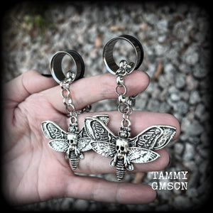 These awesome antique silver deathshead moth tunnel dangles are not too heavy and nice and dangly, weighing approx 15 grams each, and measuring approx 8cms from tip to tip.  🕷️ PLEASE NOTE-This particular chain will not fit through tunnels smaller than 00 gauge (10mm), though I have lots of different chains that will.  If you chose tunnels smaller than 00 gauge I will be in touch so you can choose a smaller chain.