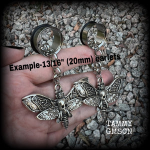These awesome antique silver deathshead moth tunnel dangles are not too heavy and nice and dangly, weighing approx 15 grams each, and measuring approx 8cms from tip to tip.  🕷️ PLEASE NOTE-This particular chain will not fit through tunnels smaller than 00 gauge (10mm), though I have lots of different chains that will.  If you chose tunnels smaller than 00 gauge I will be in touch so you can choose a smaller chain.