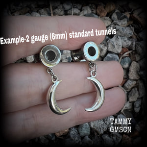 These gorgeous antique silver crescent moon tunnel dangles are super light weight, weighing in at 5 grams each and measuring 4 cms from tip to tip.
