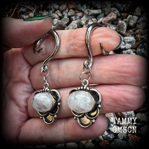 This pair of Rainbow moonstone gauged earrings feature gorgeous polished gemstones in a beautiful boho antique silver setting, lovely and dangly measuring approx 5.5cms from tip to tip, and weighing approx 7 grams each.