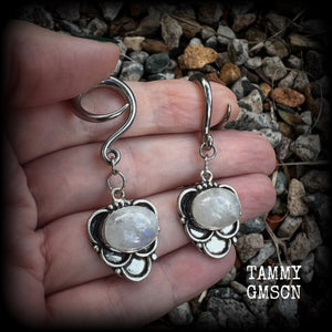 This pair of Rainbow moonstone gauged earrings feature gorgeous polished gemstones in a beautiful boho antique silver setting, lovely and dangly measuring approx 5.5cms from tip to tip, and weighing approx 7 grams each.