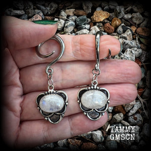 This pair of Rainbow moonstone gauged earrings feature gorgeous polished gemstones in a beautiful boho antique silver setting, lovely and dangly measuring approx 5.5cms from tip to tip, and weighing approx 7 grams each.