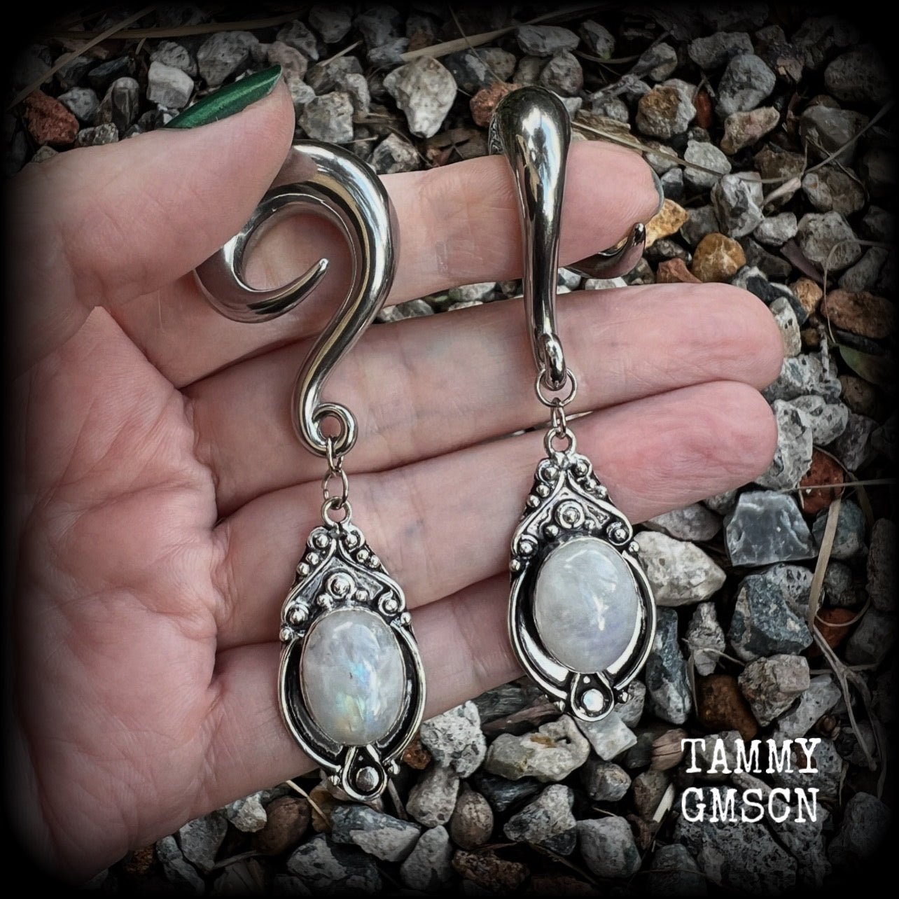 This pair of Rainbow moonstone gauged earrings feature gorgeous polished gemstones in a beautiful boho antique silver setting, lovely and dangly measuring approx 8cms from tip to tip, and weighing approx 27 grams each.  These earrings have been made on 00 gauge (10mm) surgical steel full curls, to be worn in stretched lobes.