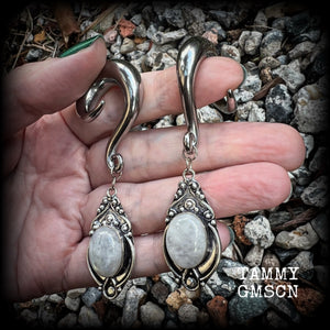 This pair of Rainbow moonstone gauged earrings feature gorgeous polished gemstones in a beautiful boho antique silver setting, lovely and dangly measuring approx 8cms from tip to tip, and weighing approx 27 grams each.  These earrings have been made on 00 gauge (10mm) surgical steel full curls, to be worn in stretched lobes.