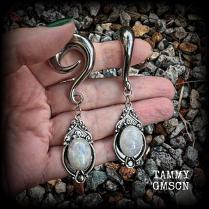 This pair of Rainbow moonstone gauged earrings feature gorgeous polished gemstones in a beautiful boho antique silver setting, lovely and dangly measuring approx 8cms from tip to tip, and weighing approx 27 grams each.  These earrings have been made on 00 gauge (10mm) surgical steel full curls, to be worn in stretched lobes.