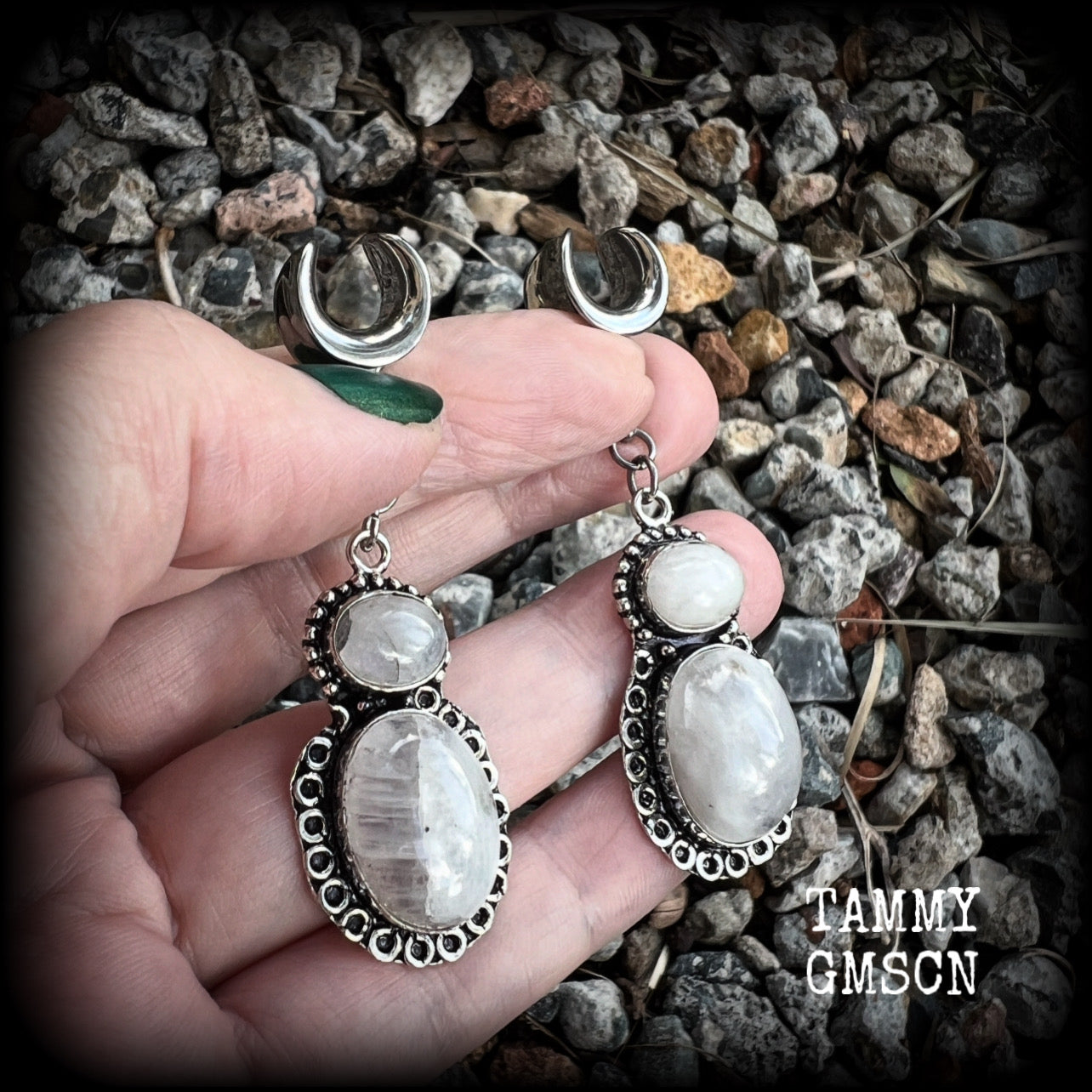 This pair of Rainbow moonstone gauged earrings feature gorgeous polished gemstones in a beautiful boho antique silver setting, lovely and dangly measuring 6.5cms from tip to tip, and weighing approx 10 grams each.  These earrings have been made on 00 gauge (10mm) surgical steel cradles, to be worn in stretched lobes.