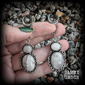 This pair of Rainbow moonstone gauged earrings feature gorgeous polished gemstones in a beautiful boho antique silver setting, lovely and dangly measuring 6.5cms from tip to tip, and weighing approx 10 grams each.  These earrings have been made on 00 gauge (10mm) surgical steel cradles, to be worn in stretched lobes.