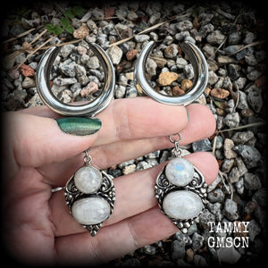 This pair of Rainbow moonstone gauged earrings feature gorgeous polished gemstones in a beautiful boho antique silver setting, lovely and dangly measuring just on 8cms from tip to tip, and weighing approx 14 grams each.  These earrings have been made on 1“ gauge (25mm) surgical steel cradles, to be worn in stretched lobes.