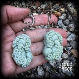 Jade body jewelry Jade foo dog gauged earrings Pi Xiu earrings 6 gauge ear weights Gemstone ear weights 6g 2g 0g 00g 1/2" 9/16" 5/8" 3/4" 7/8" 1" 1.10" 1.18”
