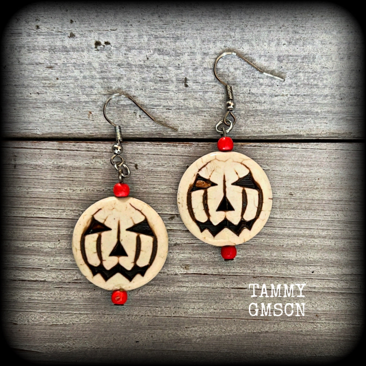 This pair of earrings features a bone white stone Jack o’ lantern with cute pumpkin spice coloured beads, too spooky, too cute!!!
These earrings measure in at just under 6cms from tip to tip, and are nice and lightweight, weighing only 5 grams each.