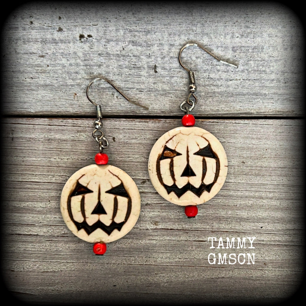 This pair of earrings features a bone white stone Jack o’ lantern with cute pumpkin spice coloured beads, too spooky, too cute!!!
These earrings measure in at just under 6cms from tip to tip, and are nice and lightweight, weighing only 5 grams each.
