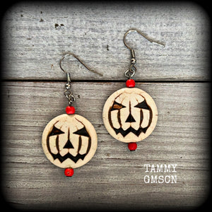 This pair of earrings features a bone white stone Jack o’ lantern with cute pumpkin spice coloured beads, too spooky, too cute!!!
These earrings measure in at just under 6cms from tip to tip, and are nice and lightweight, weighing only 5 grams each.