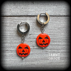 These adorable Halloween earrings feature cute little pumpkin spice coloured stone Jack o’ lanterns, too spooky, too cute!!!

These earrings measure in at just under 4cms from tip to tip, and are nice and lightweight, weighing only a gram or two each.

This pair has been made with stainless steel huggie ear cuffs, for pierced ears.