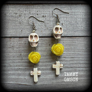 This pair of beautiful dangly earrings features gorgeous canary yellow roses with bone white howlite stone skulls and crosses.
Measuring just on 8.5cms from tip to tip and weighing approx 7 grams each, these are lovely and lightweight, and nice and dangly.

This pair have been made with stainless steel french hooks, for pierced ears.
