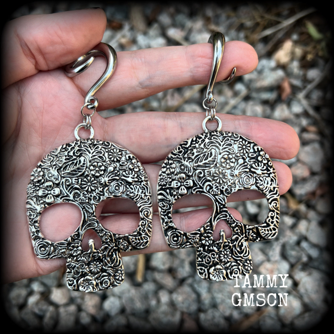Featuring large antique silver skulls with floral detail, these earrings are perfect for Day of the Dead celebrations!

These gorgeous earrings weight in at approx. 20 grams a piece, and nice and dangly at just under 10cms from tip to tip.

This pair of beautiful gauged earrings has been made with 2 gauge (6mm) surgical steel full curl hooks, suitable for stretched lobes.