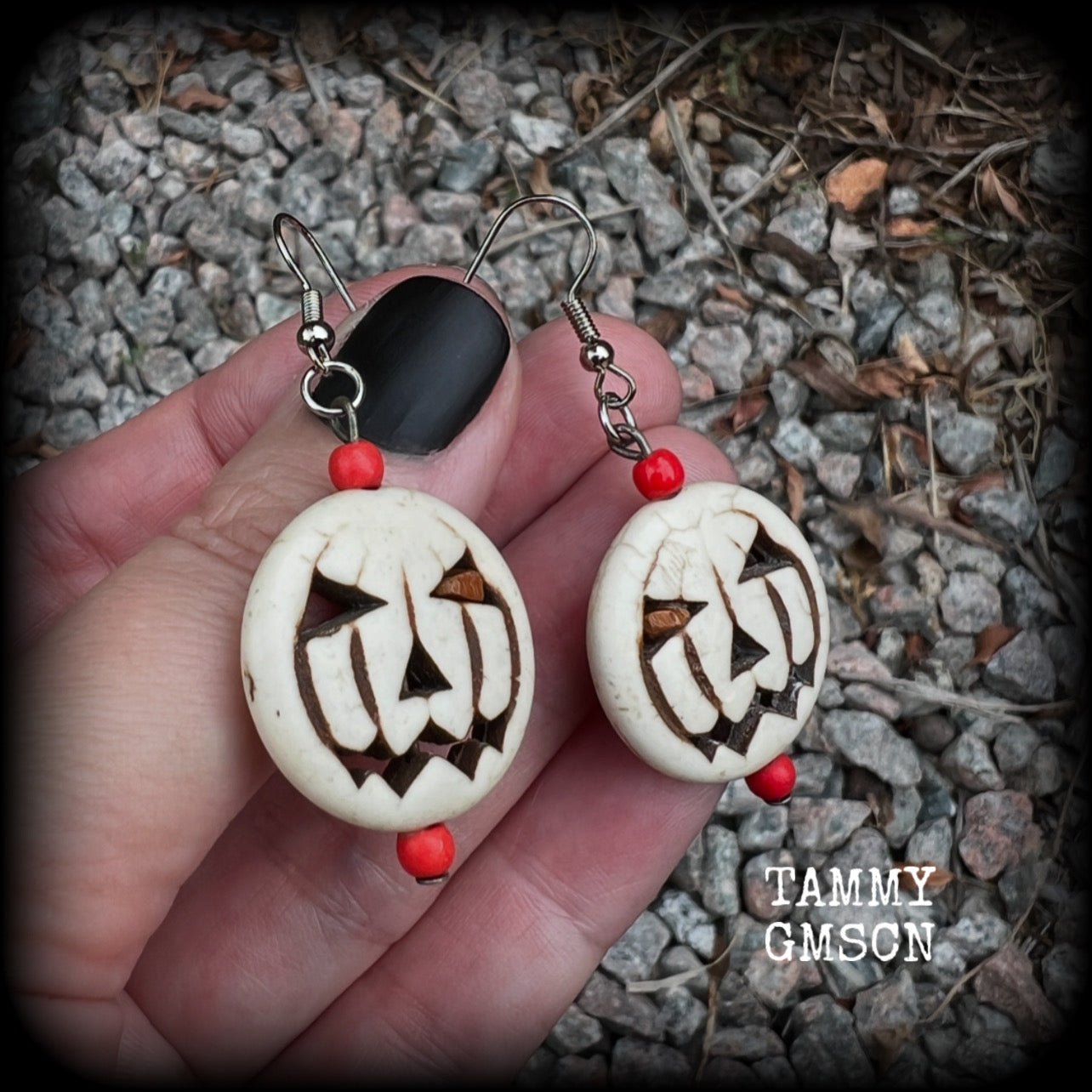 This pair of earrings features a bone white stone Jack o’ lantern with cute pumpkin spice coloured beads, too spooky, too cute!!! These earrings measure in at just under 6cms from tip to tip, and are nice and lightweight, weighing only 5 grams each.