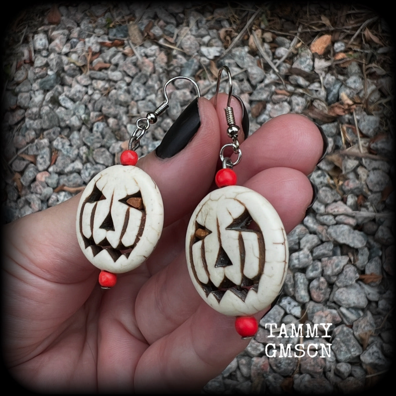 This pair of earrings features a bone white stone Jack o’ lantern with cute pumpkin spice coloured beads, too spooky, too cute!!! These earrings measure in at just under 6cms from tip to tip, and are nice and lightweight, weighing only 5 grams each.