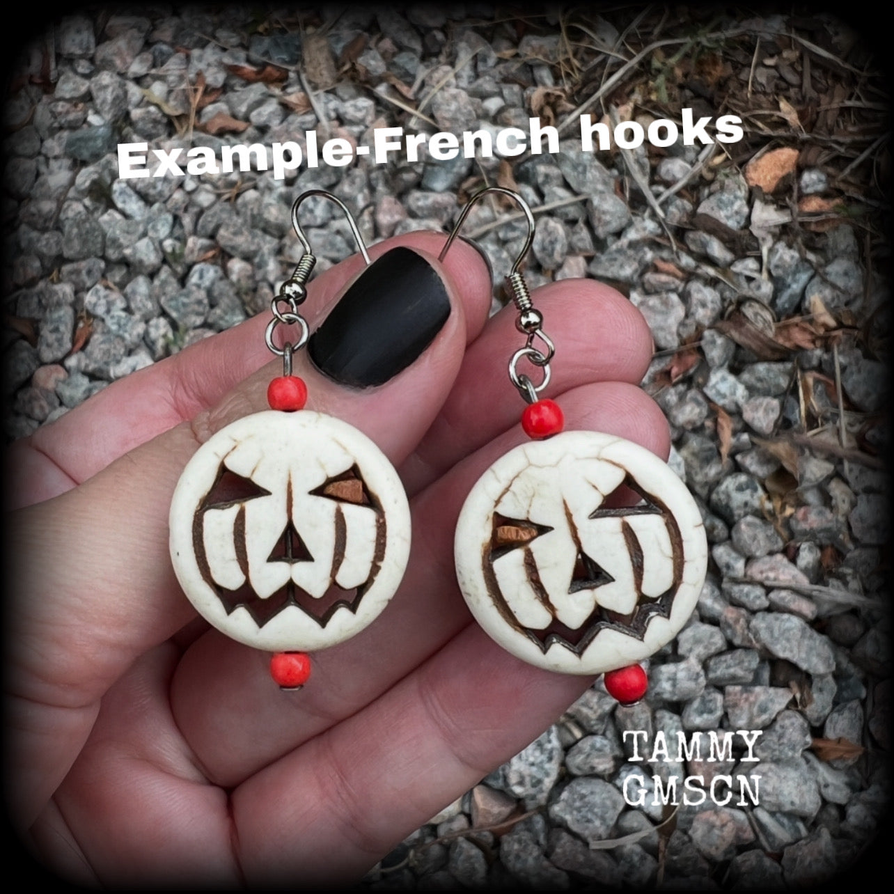 This pair of earrings features a bone white stone Jack o’ lantern with cute pumpkin spice coloured beads, too spooky, too cute!!! These earrings measure in at just under 6cms from tip to tip, and are nice and lightweight, weighing only 5 grams each.