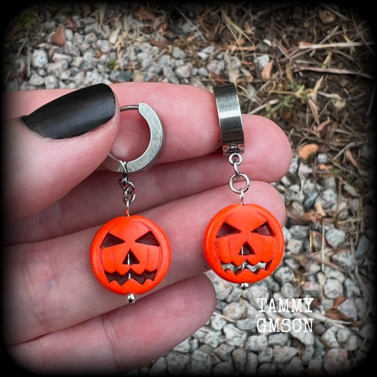 These adorable Halloween earrings feature cute little pumpkin spice coloured stone Jack o’ lanterns, too spooky, too cute!!!  These earrings measure in at just under 4cms from tip to tip, and are nice and lightweight, weighing only a gram or two each.  This pair has been made with stainless steel huggie ear cuffs, for pierced ears.