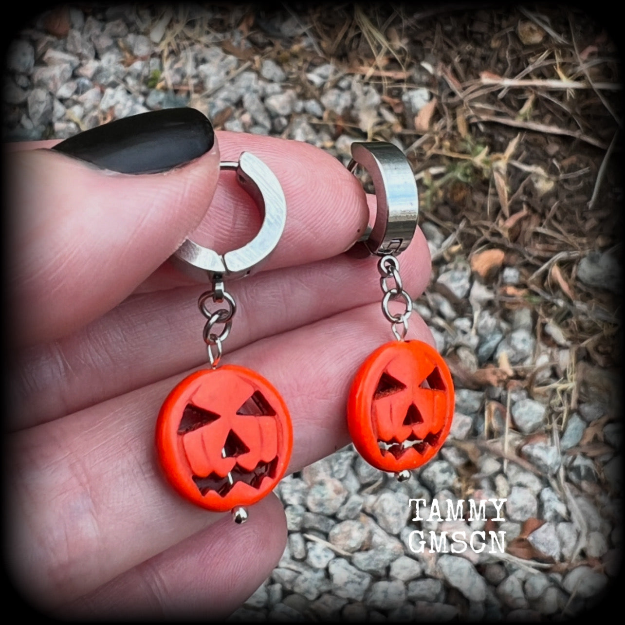 These adorable Halloween earrings feature cute little pumpkin spice coloured stone Jack o’ lanterns, too spooky, too cute!!!  These earrings measure in at just under 4cms from tip to tip, and are nice and lightweight, weighing only a gram or two each.  This pair has been made with stainless steel huggie ear cuffs, for pierced ears.