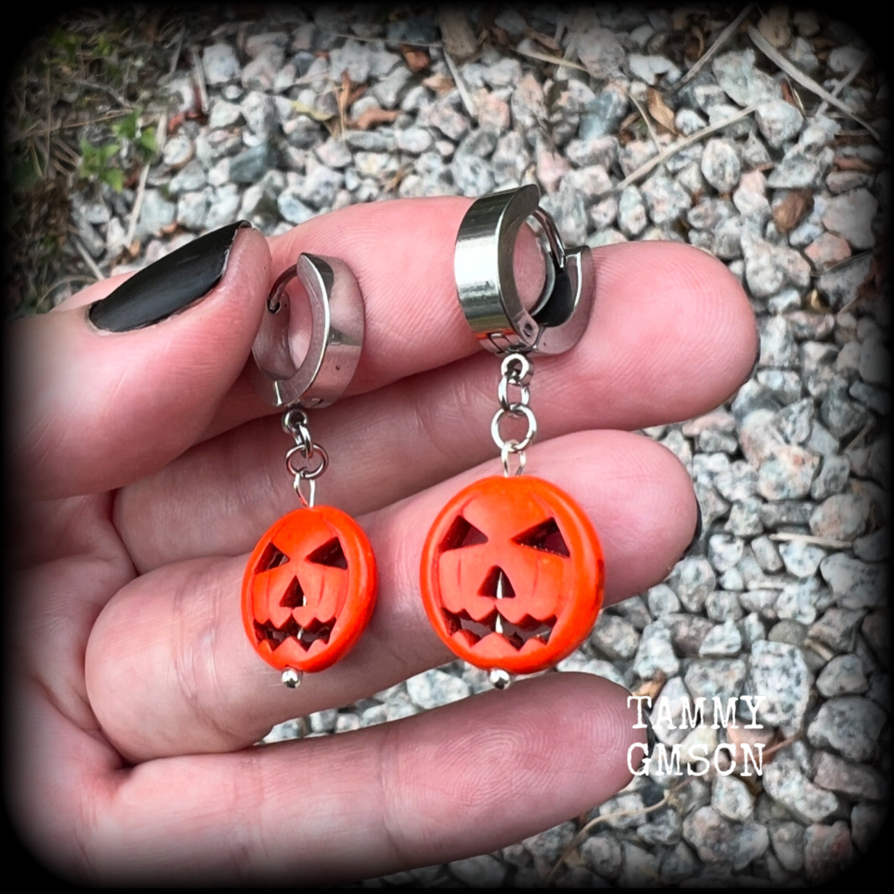 These adorable Halloween earrings feature cute little pumpkin spice coloured stone Jack o’ lanterns, too spooky, too cute!!!  These earrings measure in at just under 4cms from tip to tip, and are nice and lightweight, weighing only a gram or two each.  This pair has been made with stainless steel huggie ear cuffs, for pierced ears.