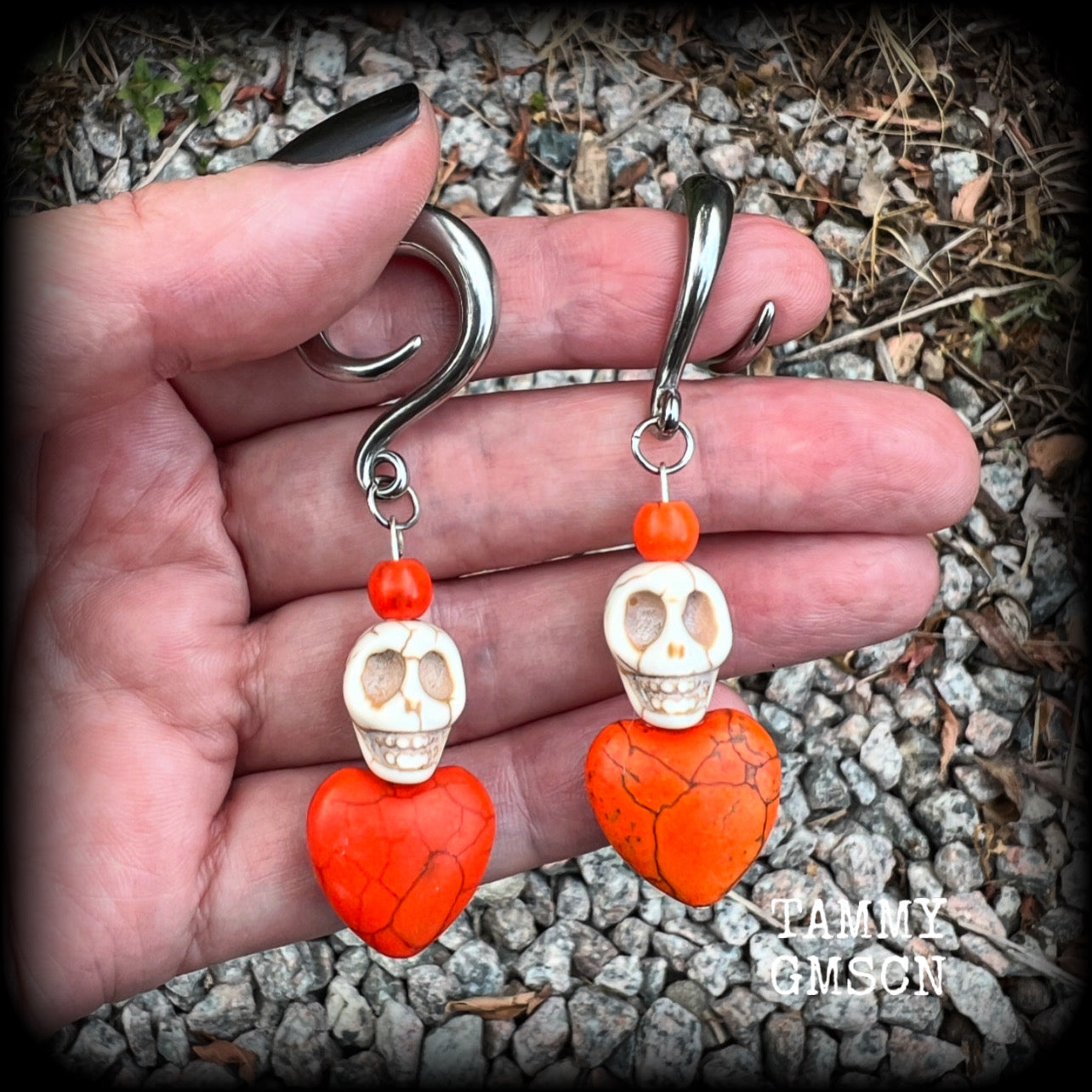 Featuring bone white stone skulls sitting atop pumpkin spice hearts, these earrings have been made especially for Day of the Dead celebrations!  These gorgeous earrings are nice and light weight at 13 grams a piece, and nice and dangly at just on 7.5cms from tip to tip.  This pair of beautiful gauged earrings has been made with 2 gauge (6mm) surgical steel full curl hooks, suitable for stretched lobes.