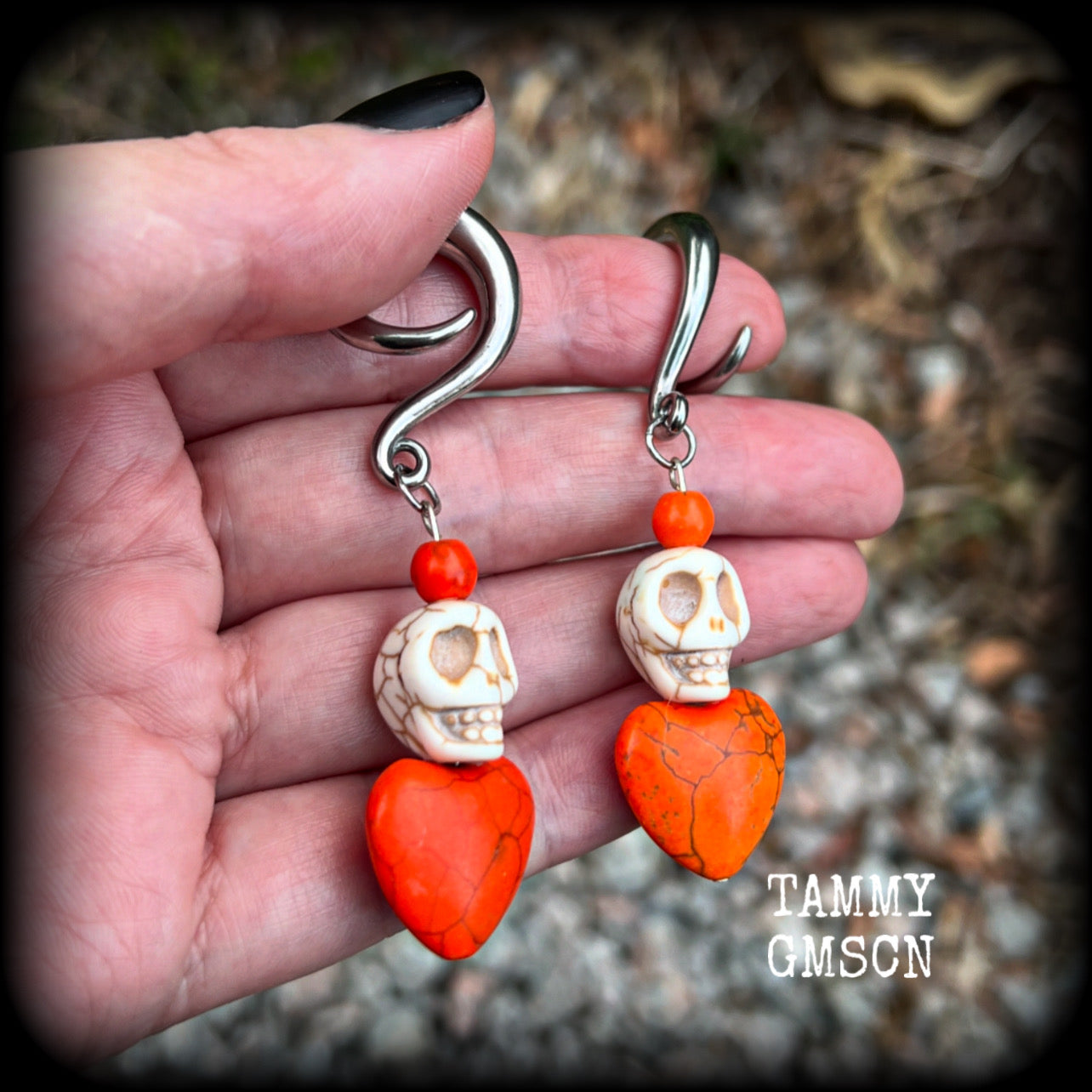 Featuring bone white stone skulls sitting atop pumpkin spice hearts, these earrings have been made especially for Day of the Dead celebrations!  These gorgeous earrings are nice and light weight at 13 grams a piece, and nice and dangly at just on 7.5cms from tip to tip.  This pair of beautiful gauged earrings has been made with 2 gauge (6mm) surgical steel full curl hooks, suitable for stretched lobes.