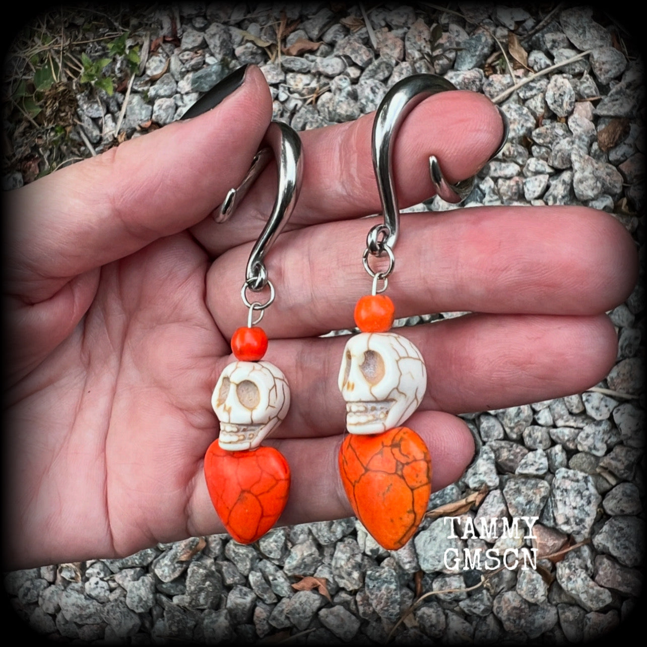 Featuring bone white stone skulls sitting atop pumpkin spice hearts, these earrings have been made especially for Day of the Dead celebrations!  These gorgeous earrings are nice and light weight at 13 grams a piece, and nice and dangly at just on 7.5cms from tip to tip.  This pair of beautiful gauged earrings has been made with 2 gauge (6mm) surgical steel full curl hooks, suitable for stretched lobes.