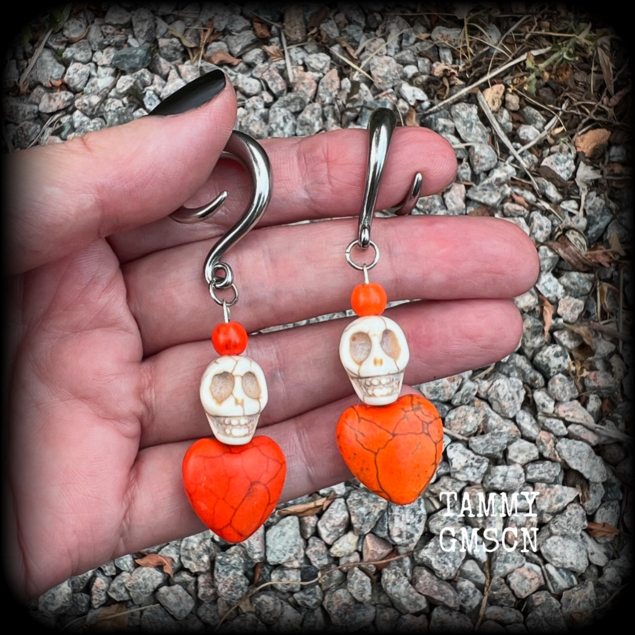 Featuring bone white stone skulls sitting atop pumpkin spice hearts, these earrings have been made especially for Day of the Dead celebrations!  These gorgeous earrings are nice and light weight at 13 grams a piece, and nice and dangly at just on 7.5cms from tip to tip.  This pair of beautiful gauged earrings has been made with 2 gauge (6mm) surgical steel full curl hooks, suitable for stretched lobes.