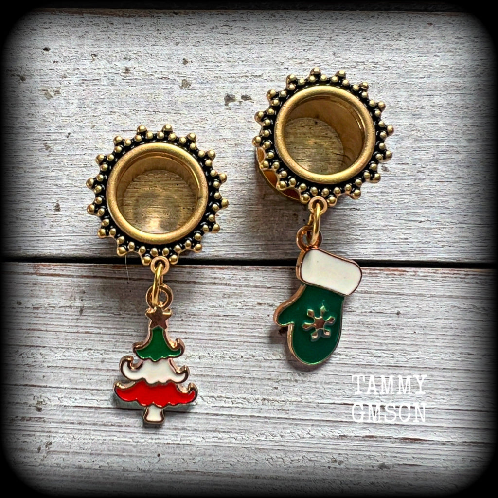 These festive tunnel earrings feature gorgeous red, white and green enamel Christmas tree and winter mitten charms, are nice and lightweight at only a few grams each and measure approx 4cms from tip to tip.

This pair has been made on 1/2” gauge (12mm) gauge ornate surgical steel screw fit tunnels-for stretched lobes.