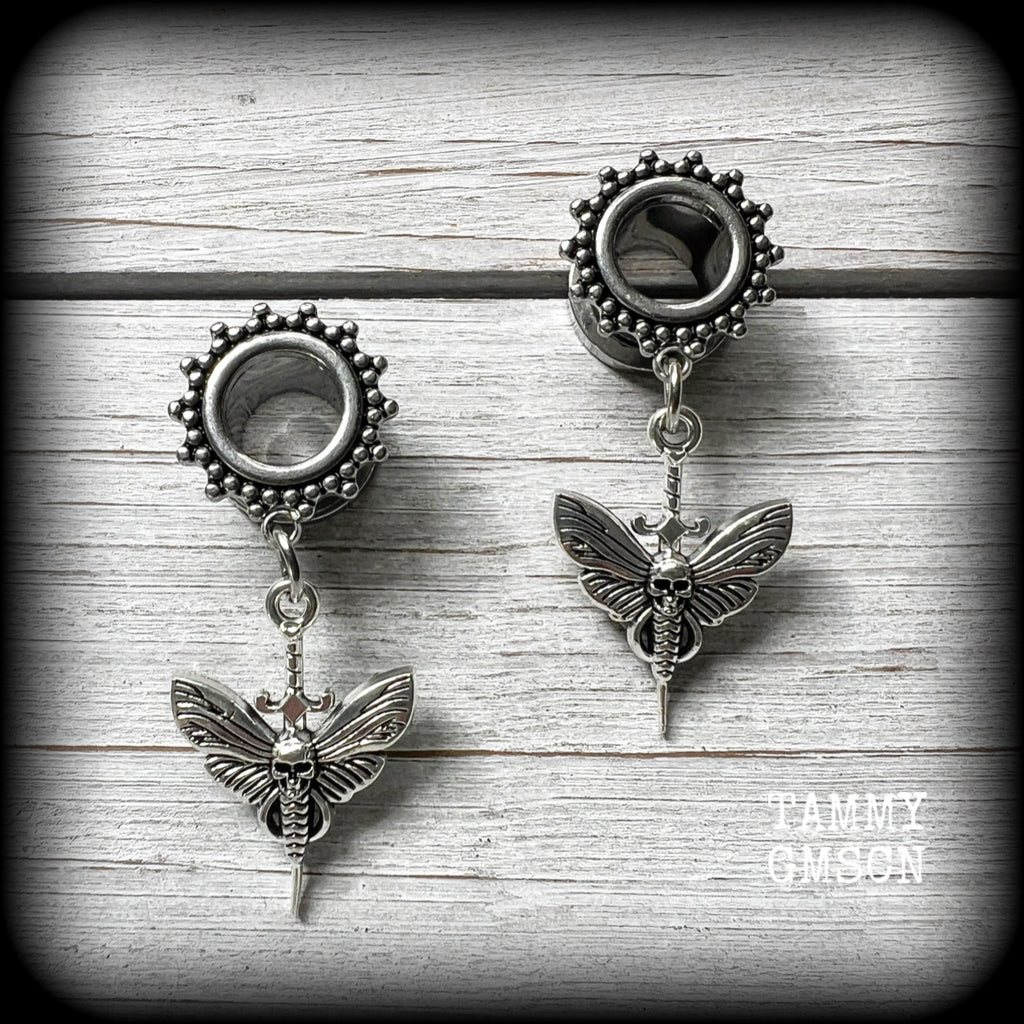These awesome tunnel earrings feature antique silver deathshead moth and dagger charms, are nice and light weight at only 7 grams each and measure just under 5cms from tip to tip.

This pair have been made with 00 gauge (10mm) surgical steel screw fit ornate tunnels.
