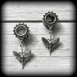 These awesome tunnel earrings feature antique silver deathshead moth and dagger charms, are nice and light weight at only 7 grams each and measure just under 5cms from tip to tip.

This pair have been made with 00 gauge (10mm) surgical steel screw fit ornate tunnels.