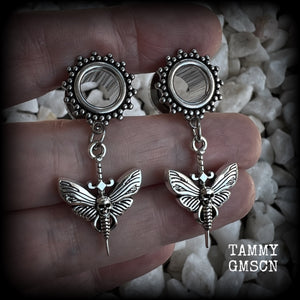 These awesome tunnel earrings feature antique silver deathshead moth and dagger charms, are nice and light weight at only 7 grams each and measure just under 5cms from tip to tip.  This pair have been made with 00 gauge (10mm) surgical steel screw fit ornate tunnels.