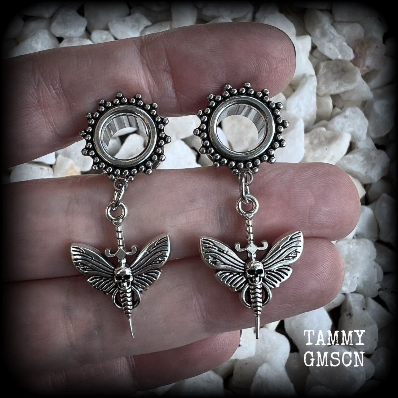 These awesome tunnel earrings feature antique silver deathshead moth and dagger charms, are nice and light weight at only 7 grams each and measure just under 5cms from tip to tip.  This pair have been made with 00 gauge (10mm) surgical steel screw fit ornate tunnels.