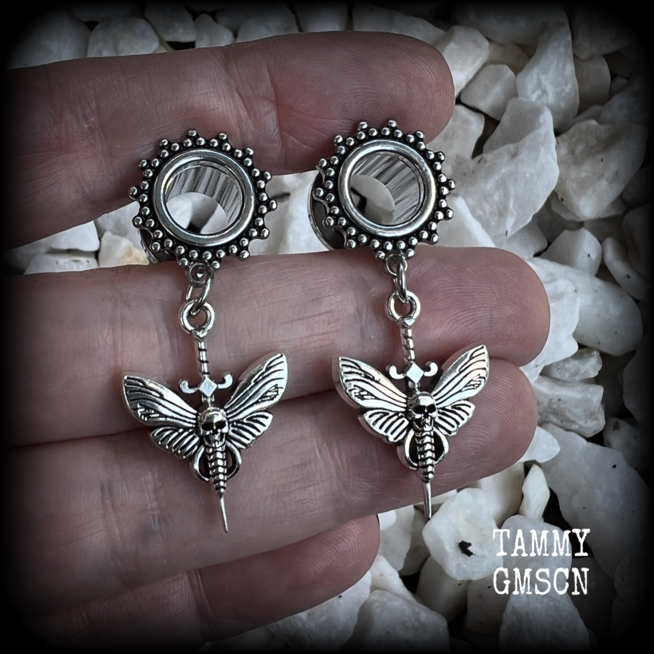 These awesome tunnel earrings feature antique silver deathshead moth and dagger charms, are nice and light weight at only 7 grams each and measure just under 5cms from tip to tip.  This pair have been made with 00 gauge (10mm) surgical steel screw fit ornate tunnels.