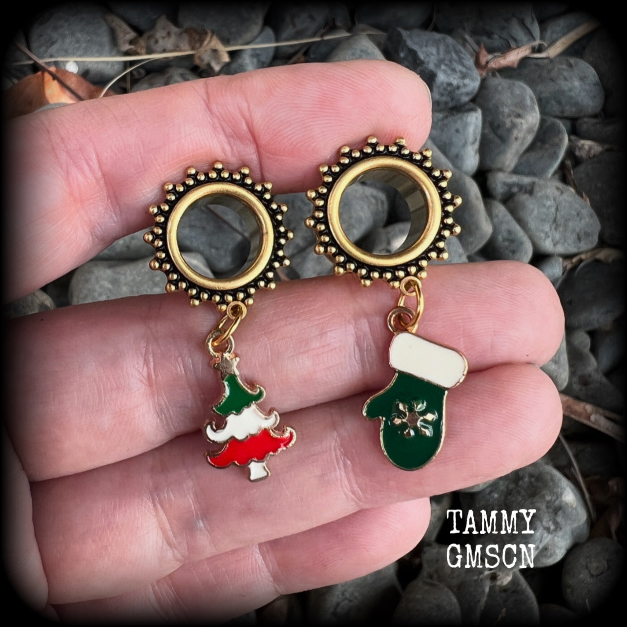 These festive tunnel earrings feature gorgeous red, white and green enamel Christmas tree and winter mitten charms, are nice and lightweight at only a few grams each and measure approx 4cms from tip to tip.  This pair has been made on 1/2” gauge (12mm) gauge ornate surgical steel screw fit tunnels-for stretched lobes.