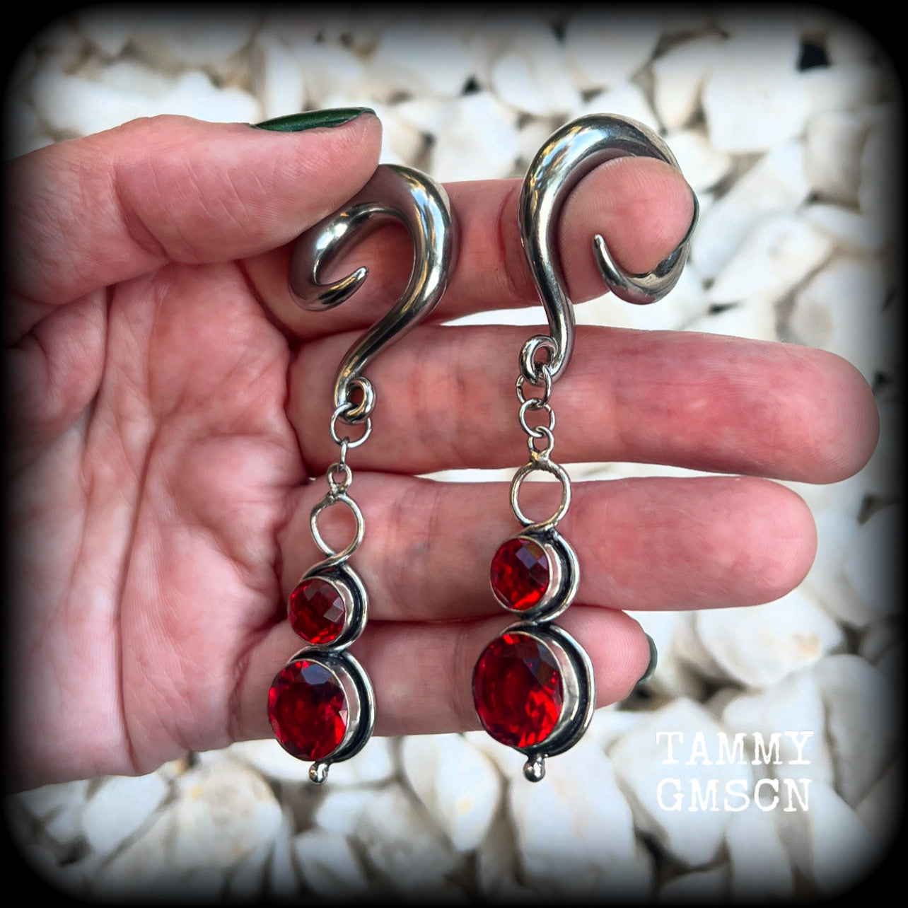These beautiful dangly gauged earrings feature gorgeous deep red faceted garnet gemstones in an ornate antique silver setting, measuring just on 8cms from tip to tip, and weigh approx 19 grams each.  This pair have been made with 0 gauge (8mm) surgical steel full curl hooks, to be worn in stretched lobes.