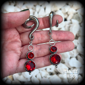 These beautiful dangly gauged earrings feature gorgeous deep red faceted garnet gemstones in an ornate antique silver setting, measuring just on 8cms from tip to tip, and weigh approx 19 grams each.  This pair have been made with 0 gauge (8mm) surgical steel full curl hooks, to be worn in stretched lobes.