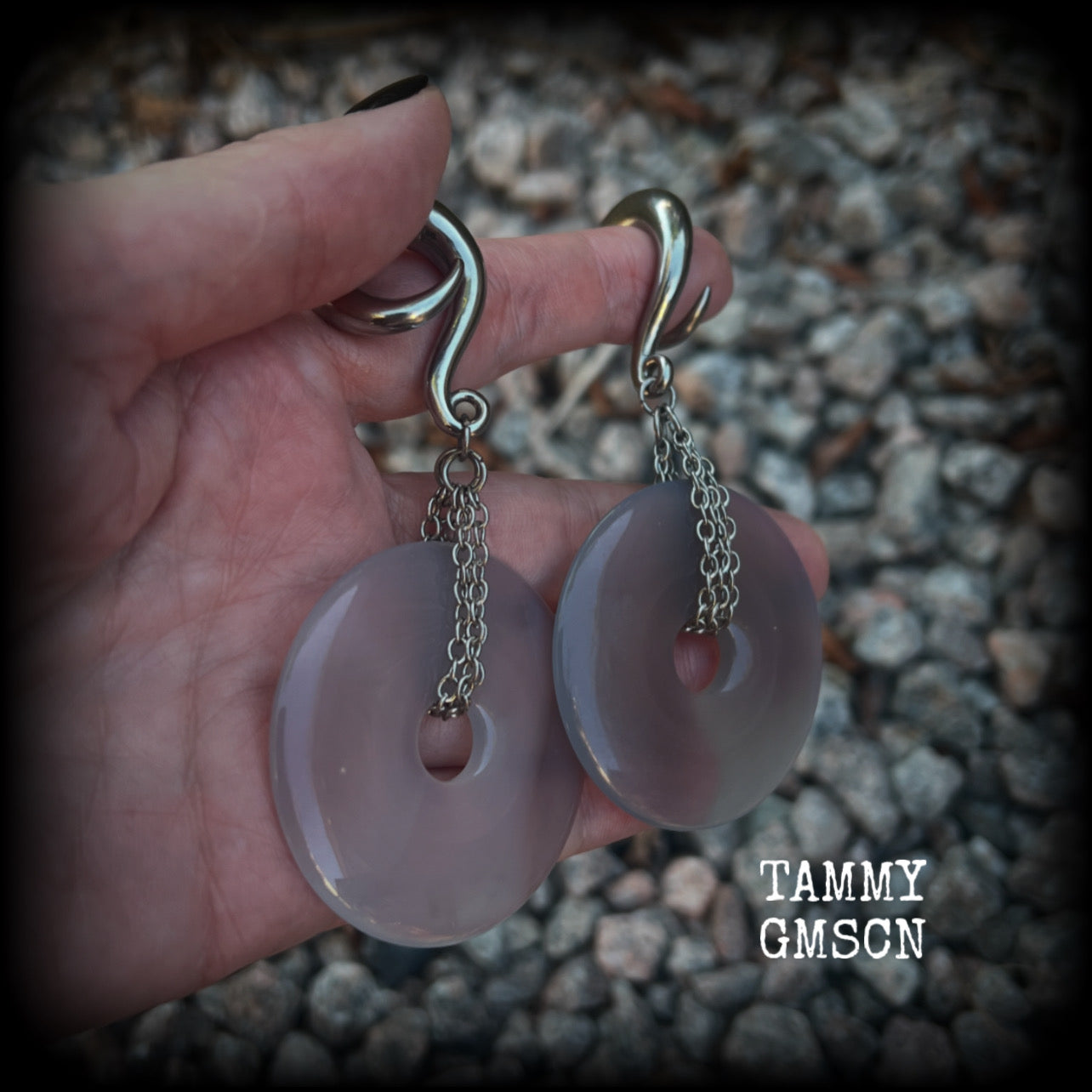 Featuring a pair of gorgeous grey agate donuts cradled in antique silver chains, these gauged earrings weigh in at approx 35 grams each, and measuring just on 10 cms from tip to tip.

This pair has been made with 0 gauge (8mm) surgical steel full curl hooks, suitable for stretched lobes. 