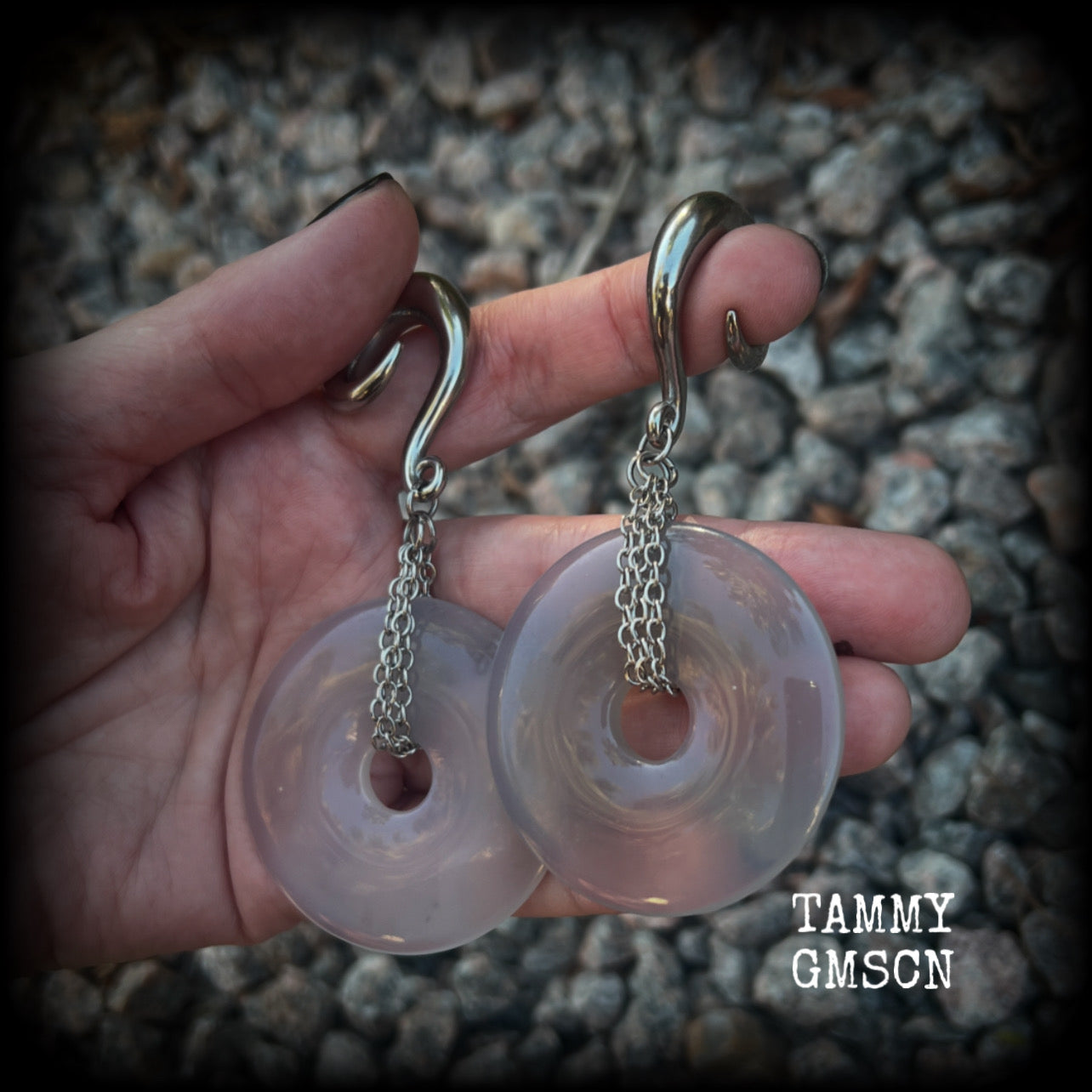 Featuring a pair of gorgeous grey agate donuts cradled in antique silver chains, these gauged earrings weigh in at approx 35 grams each, and measuring just on 10 cms from tip to tip.

This pair has been made with 0 gauge (8mm) surgical steel full curl hooks, suitable for stretched lobes. 