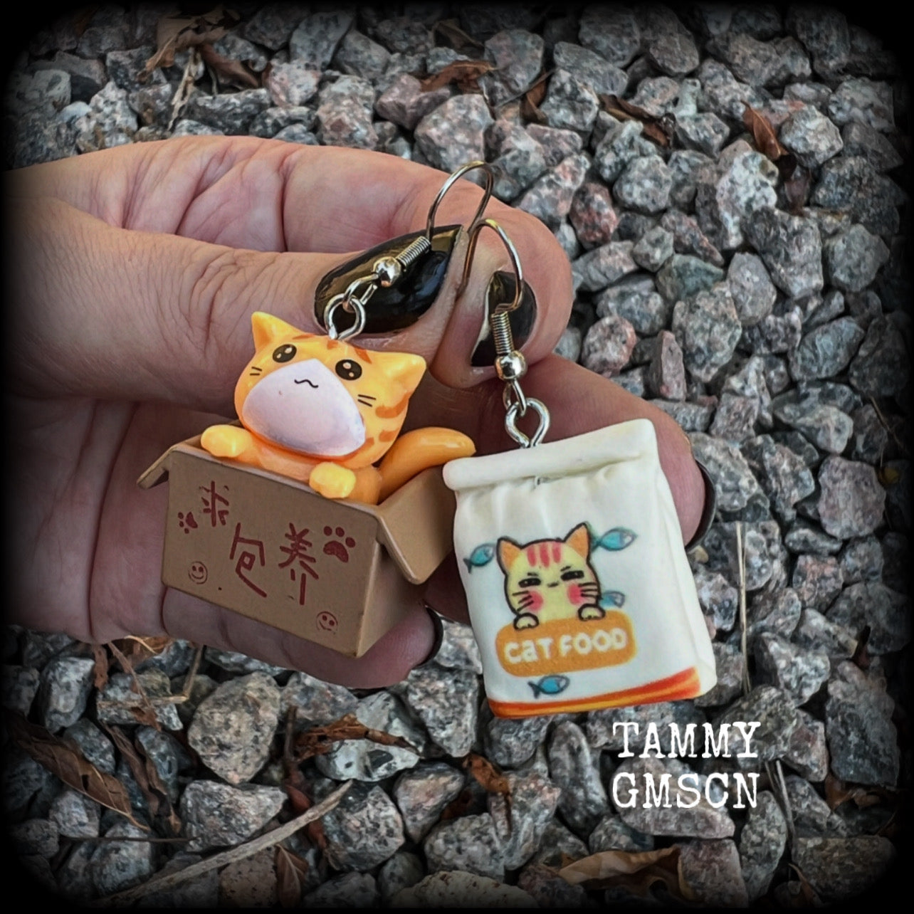 These adorable earrings feature a gorgeous cheese boy sitting in a box with his bag of cat kibble!
Measuring just approx 4cms from tip to tip, weighing approx 6 grams each, this pair been made with stainless steel french hooks, for pierced ears.