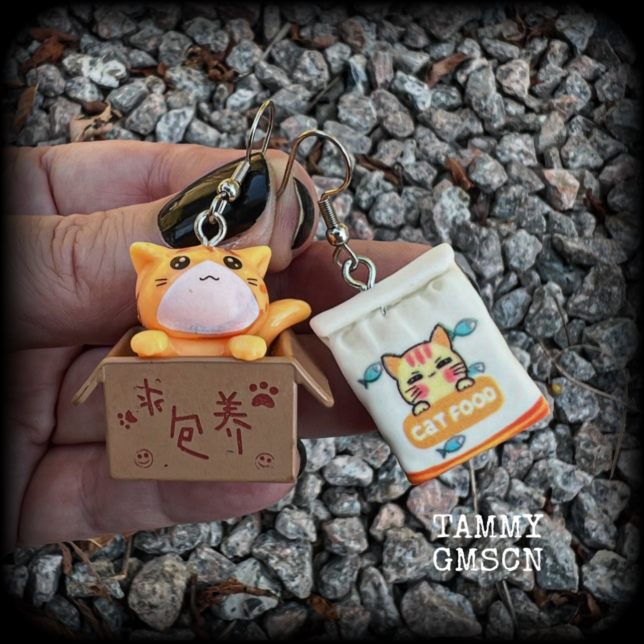 These adorable earrings feature a gorgeous cheese boy sitting in a box with his bag of cat kibble!
Measuring just approx 4cms from tip to tip, weighing approx 6 grams each, this pair been made with stainless steel french hooks, for pierced ears.