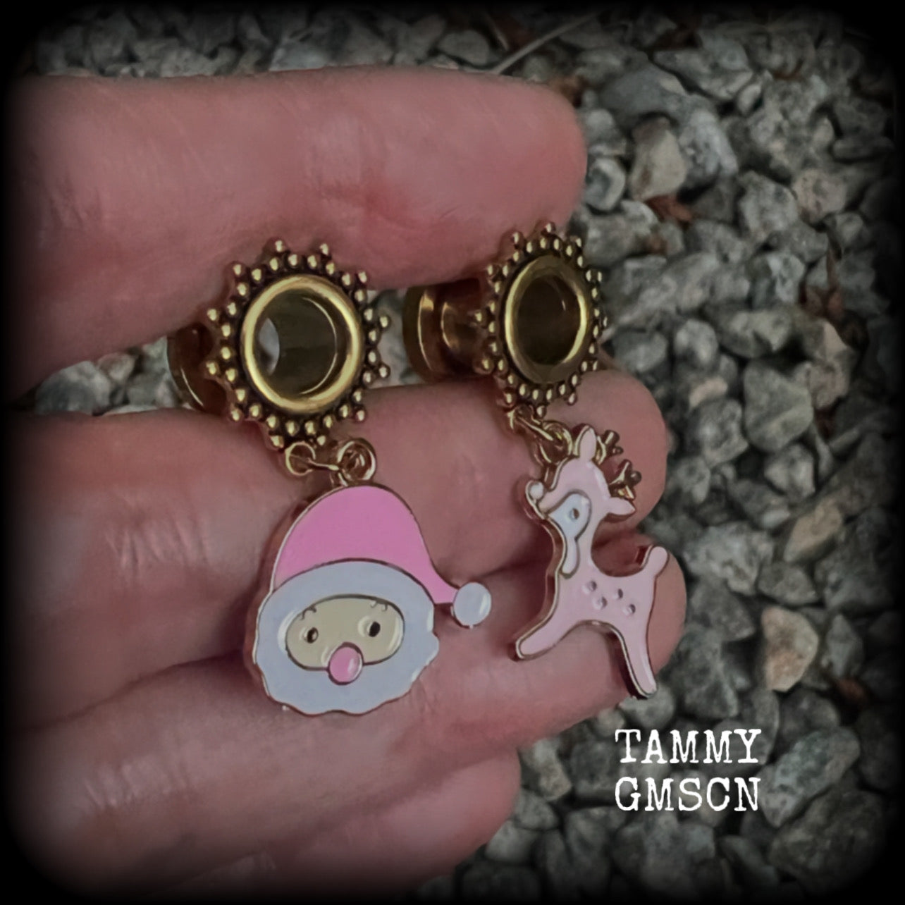 These festive tunnel earrings feature gorgeous pink and white enamel Santa Claus and reindeer charms, are nice and lightweight at only 5 grams each and measure approx 4cms from tip to tip.  This pair has been made on 0 gauge (8mm) gauge ornate surgical steel screw fit tunnels-for stretched lobes.